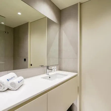 Hostwise - Stylish Flat With Terrace & Garage شقة بورتو