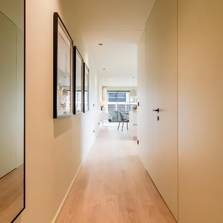 Hostwise - Stylish Flat With Terrace & Garage شقة *