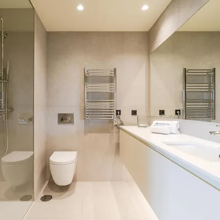 Hostwise - Stylish Flat With Terrace & Garage بورتو