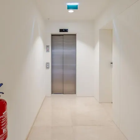 Hostwise - Stylish Flat With Terrace & Garage شقة